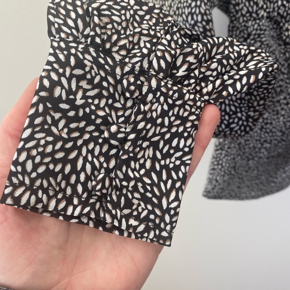 Sophisticated blouse with buttons - Picture 4 of 5